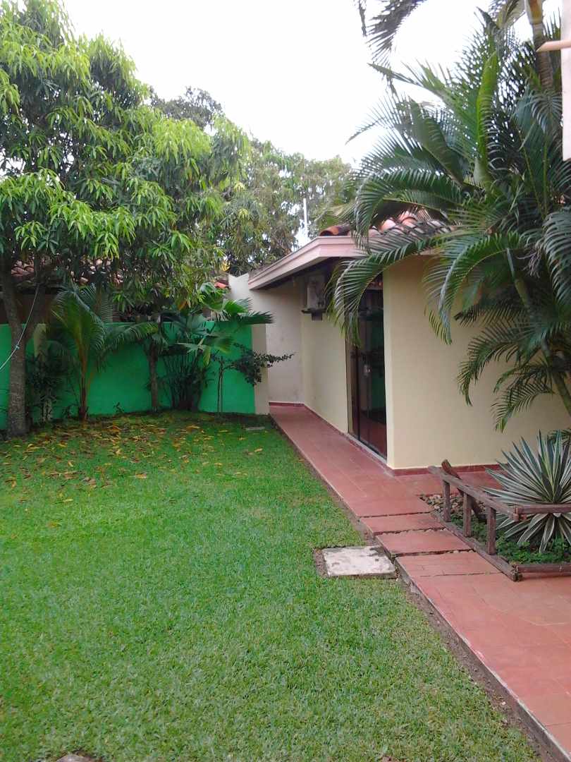 Casa en VentaCalle Rafael Arteaga No 104, a una cuadra de Av. Bolivar. 14 dormitorios 5 baños 1 parqueos Foto 4