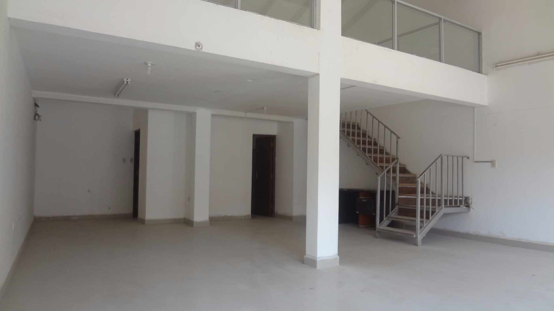 Local comercial en Entre 1er y 2do anillo Este en Santa Cruz de la Sierra 1 dormitorios 3 baños  Foto 3