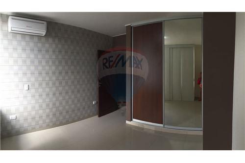 Departamento en Entre 3er y 4to anillo Oeste en Santa Cruz de la Sierra  2 baños 1 parqueos Foto 5