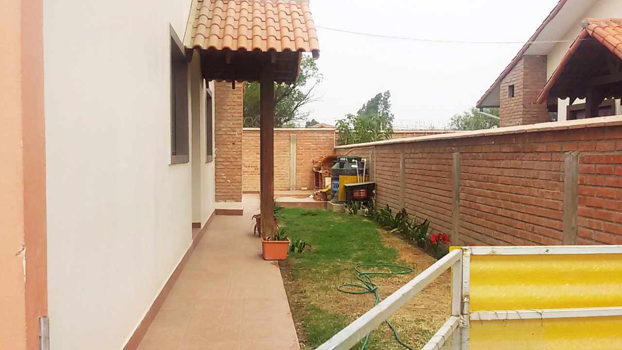 Casa en Tiquipaya en Cochabamba 4 dormitorios 2 baños 1 parqueos Foto 1