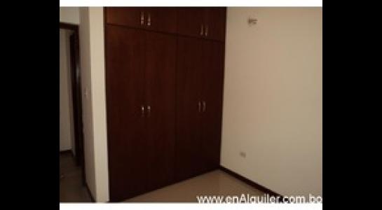 Departamento en AlquilerAv. Pirai entre 5to anillo. 2 dormitorios 2 baños 1 parqueos Foto 3