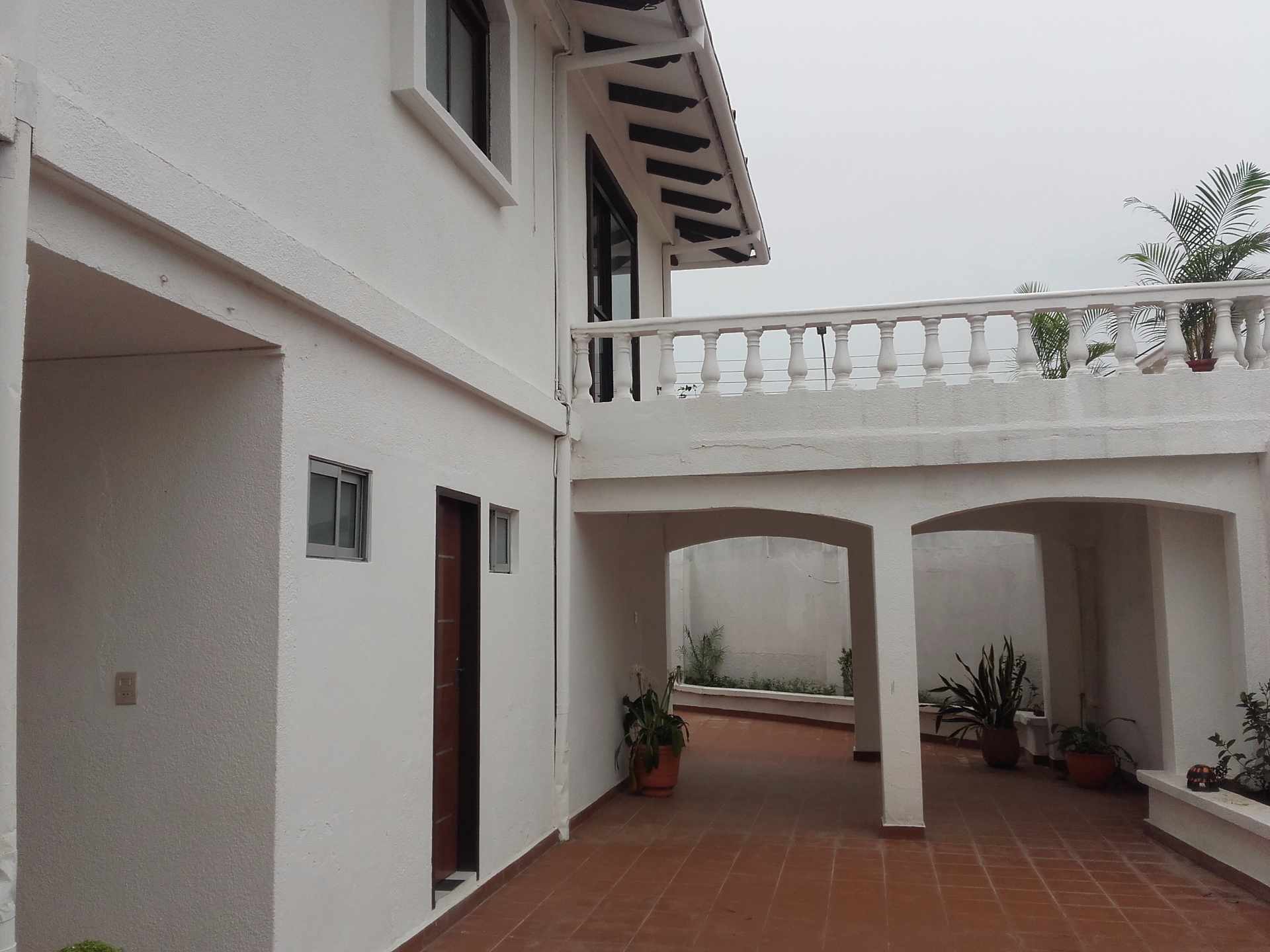 Casa en Entre 3er y 4to anillo Norte en Santa Cruz de la Sierra 5 dormitorios 3 baños 3 parqueos Foto 4