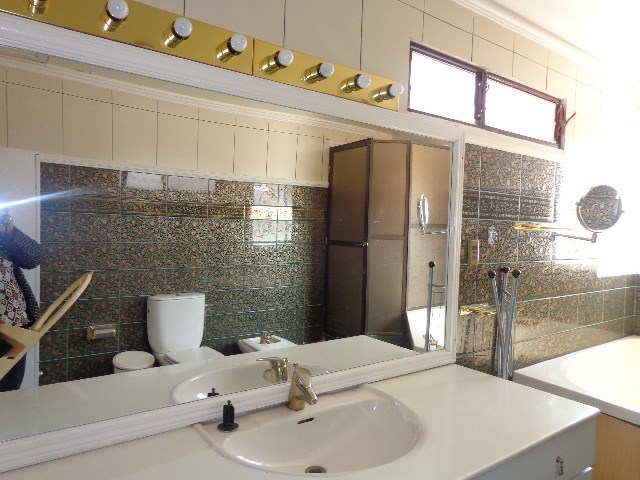 Casa Calle 1 Nº 140 achumani bajo, se ingresa por la 17 de calacoto Foto 3