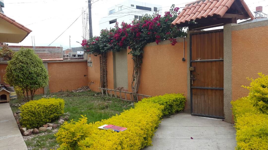Casa en Sacaba en Cochabamba 5 dormitorios 4 baños 4 parqueos Foto 3