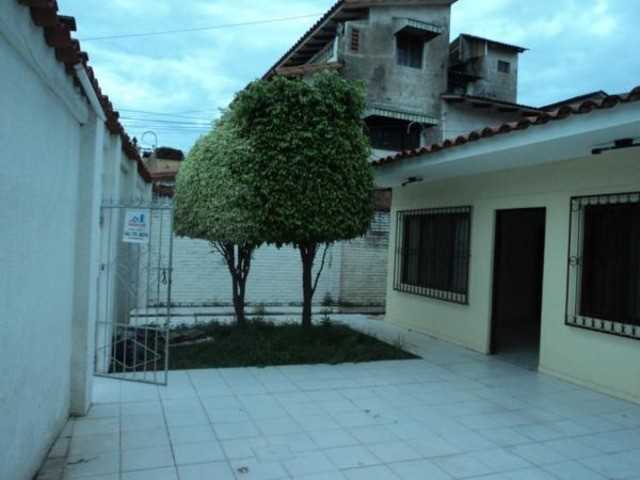 Casa en AlquilerParagua entre segundo y tercer anillo. Foto 1
