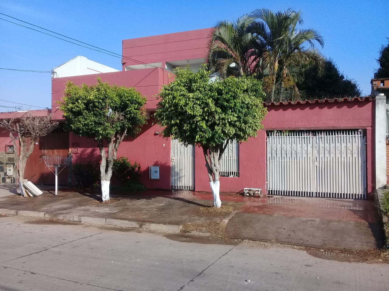 Casa en AlquilerZona Avenida Tres Pasos Al frente 9 dormitorios 5 baños 4 parqueos Foto 2