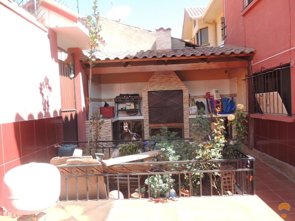 Casa en Cala Cala en Cochabamba 4 dormitorios 3 baños 3 parqueos Foto 3