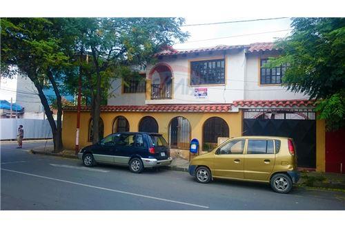 Casa en Las Panosas en Tarija 7 dormitorios 3 baños  Foto 1