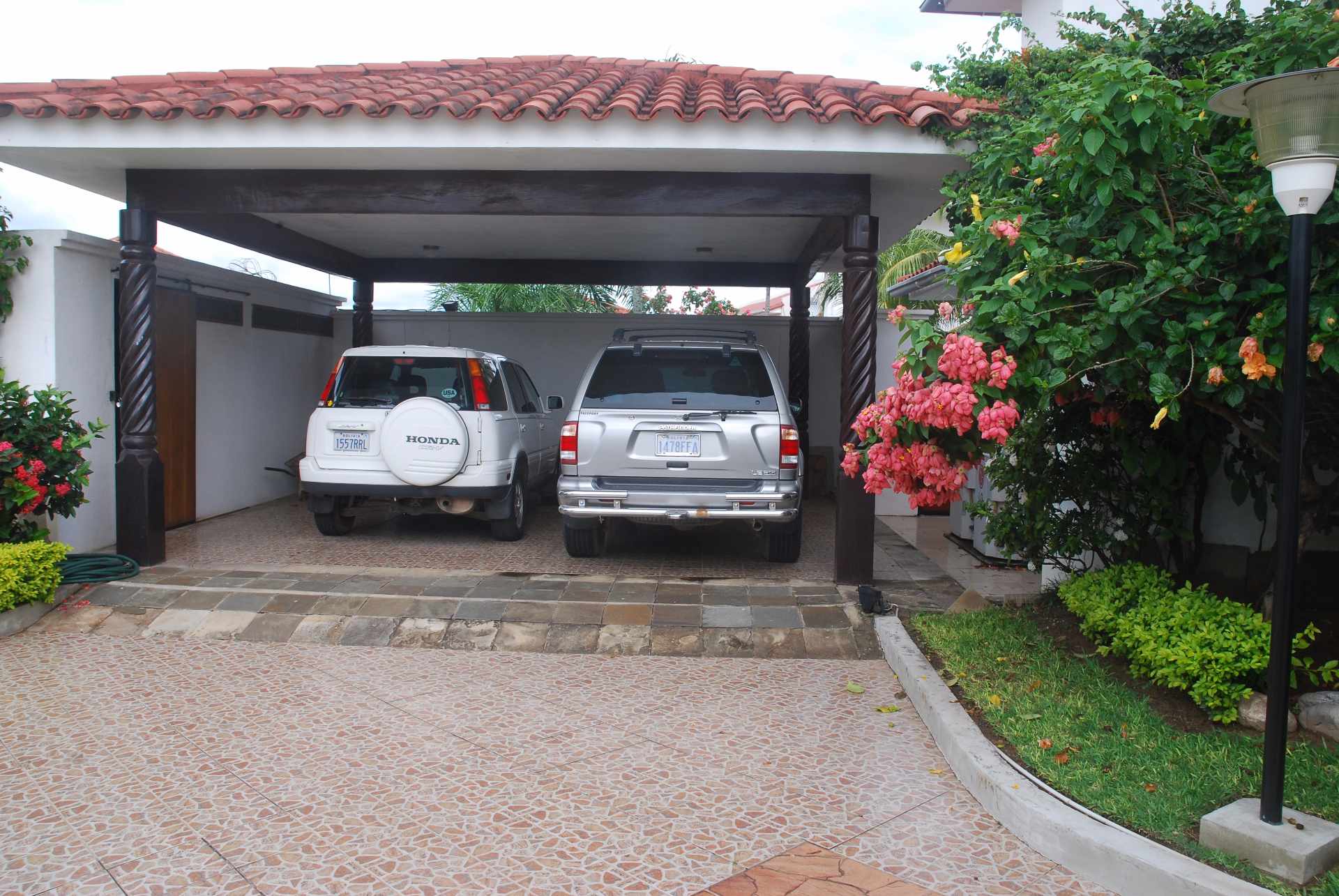 Casa en Venta Cerca km 8,5 Avenida Banzer, 8vo Anillo. 6 dormitorios 8 baños 7 parqueos Foto 7