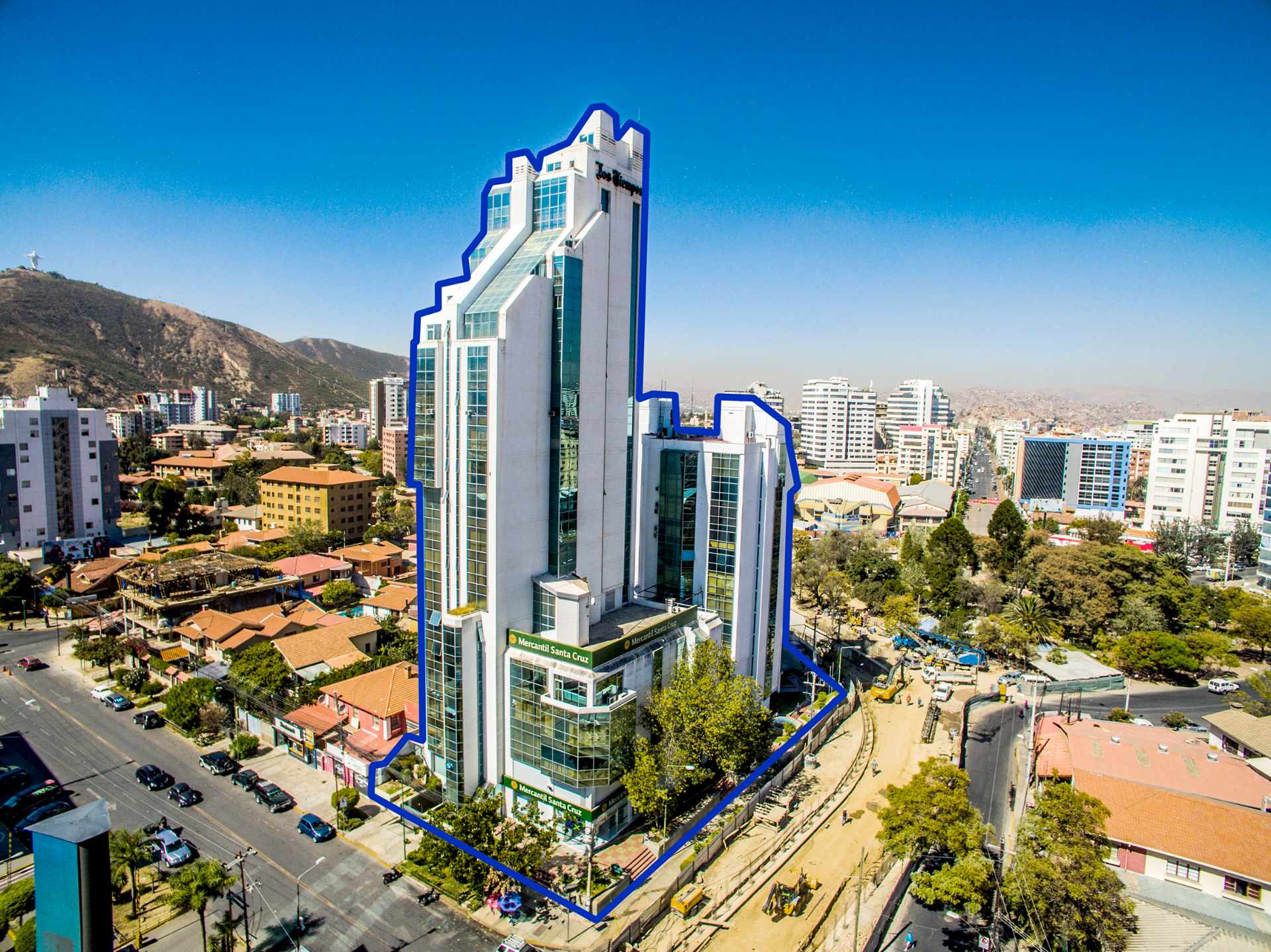 Oficina en Noroeste en Cochabamba 12 dormitorios 5 baños 2 parqueos Foto 1