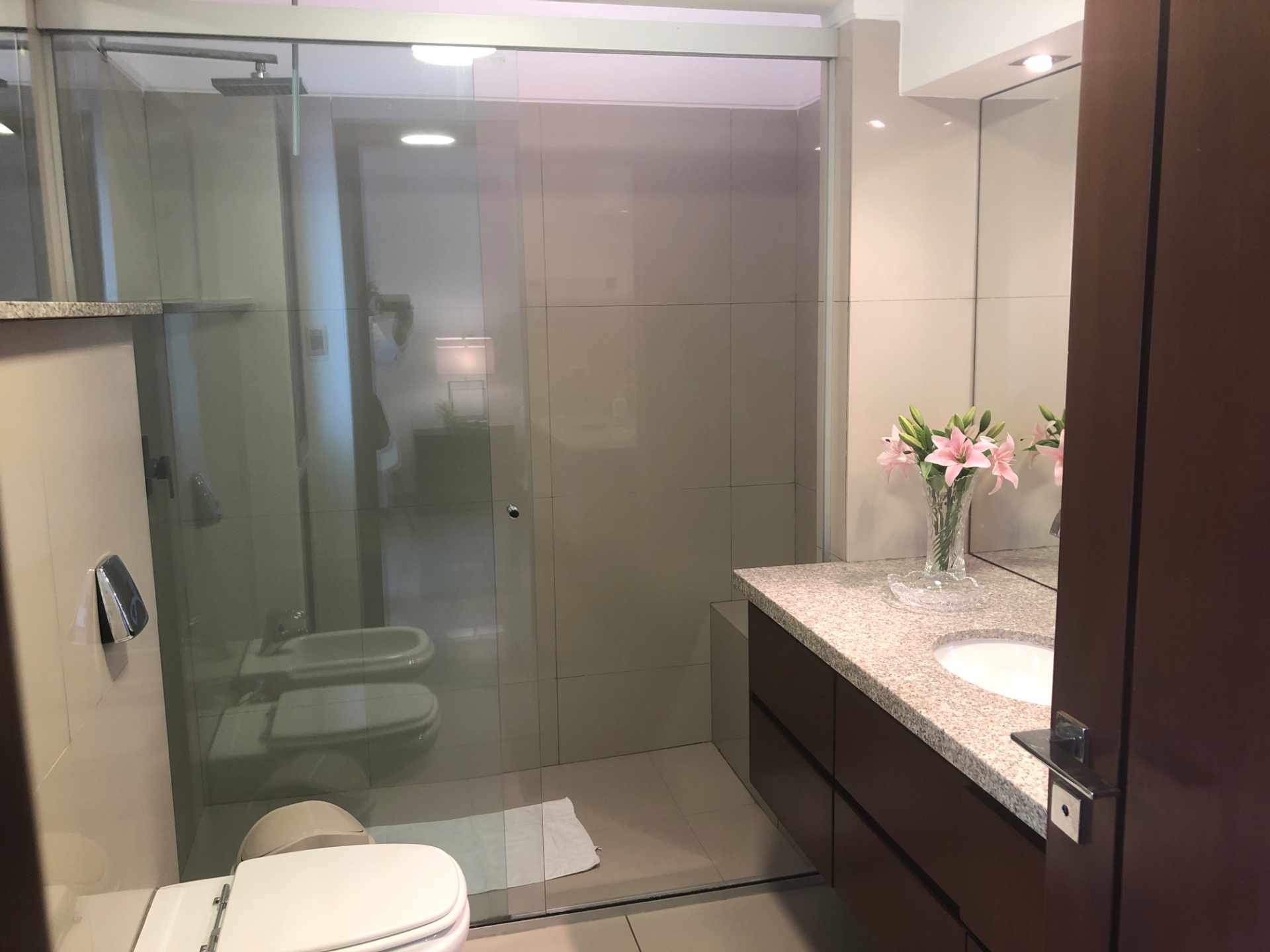 Casa Condominio Ciudad Real [Av. Busch, 3er. Anillo Interno], Penthouse amoblado en alquiler de 3 plantas, 3 dormitorios, dependencias y 2 parqueos techados. [1600$us., expensas incluidas]  Foto 16