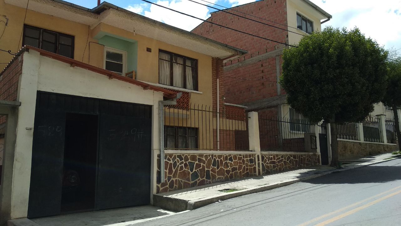 Casa en Alto Obrajes en La Paz 4 dormitorios 2 baños 1 parqueos Foto 1