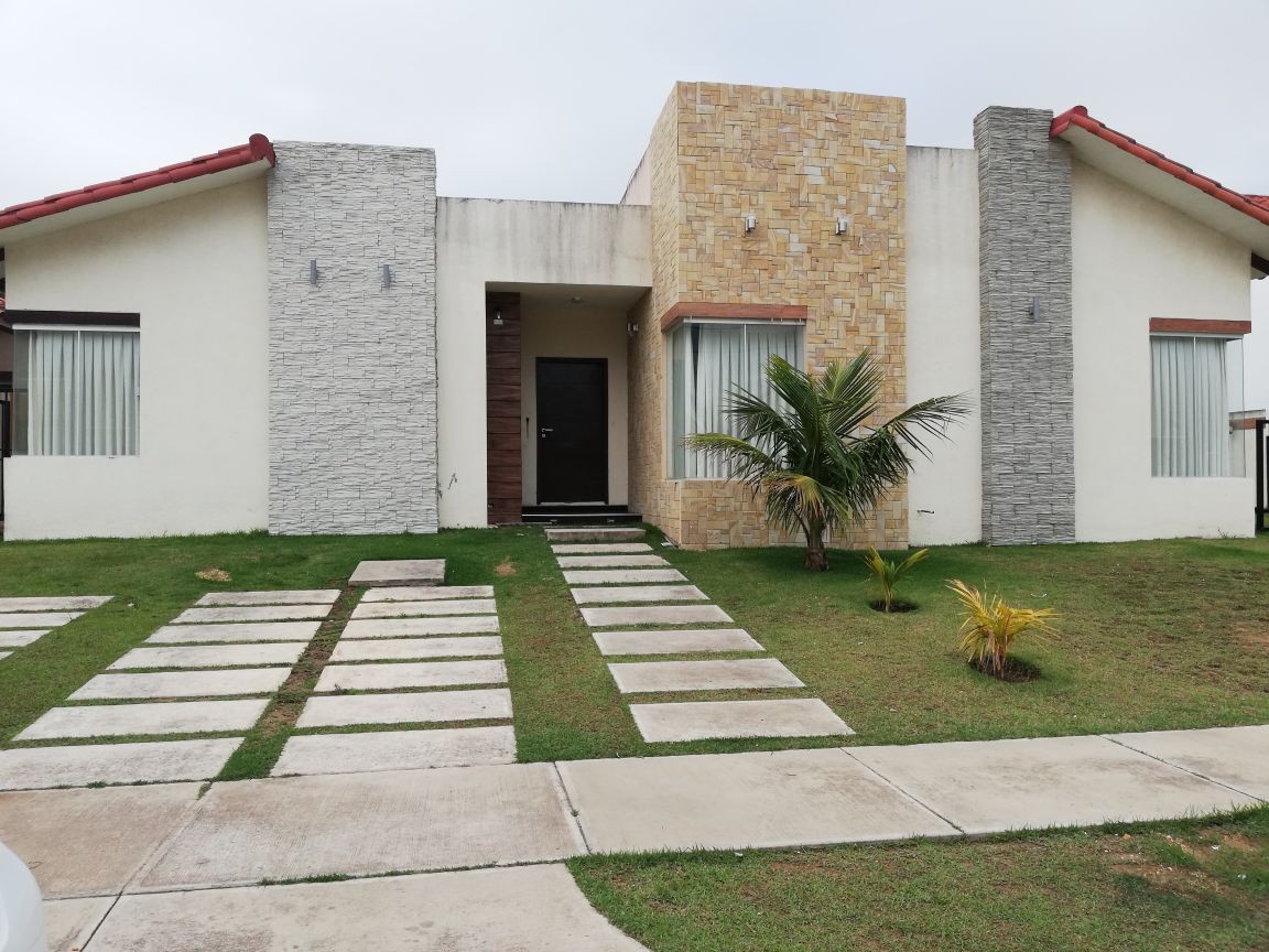 Casa en AlquilerZona Urubo: Cond. Santa Cruz de la Colina

 Foto 1