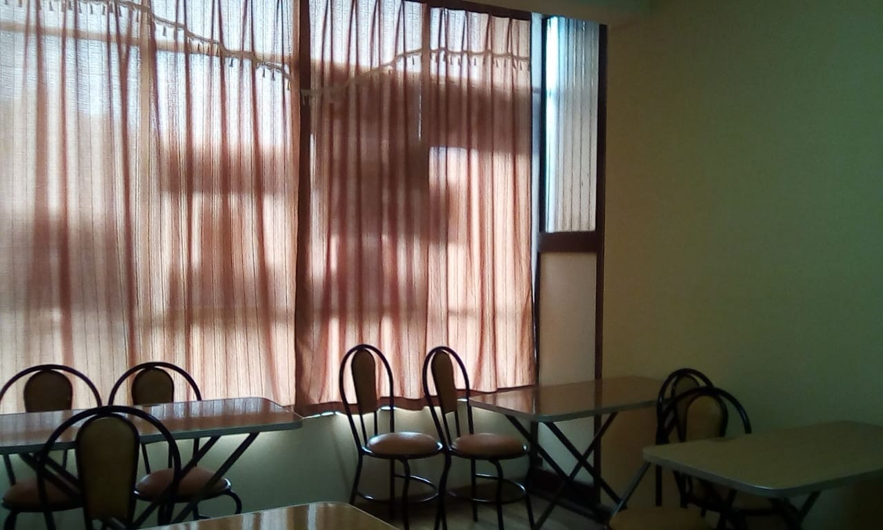 Oficina en AlquilerSopocahi centro frente a monoblog umsa. edificio universal piso 4 oficina 4A 2 dormitorios 1 baños  Foto 2