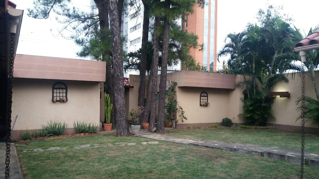 Casa en Entre 1er y 2do anillo Norte en Santa Cruz de la Sierra 6 dormitorios 4 baños 3 parqueos Foto 14