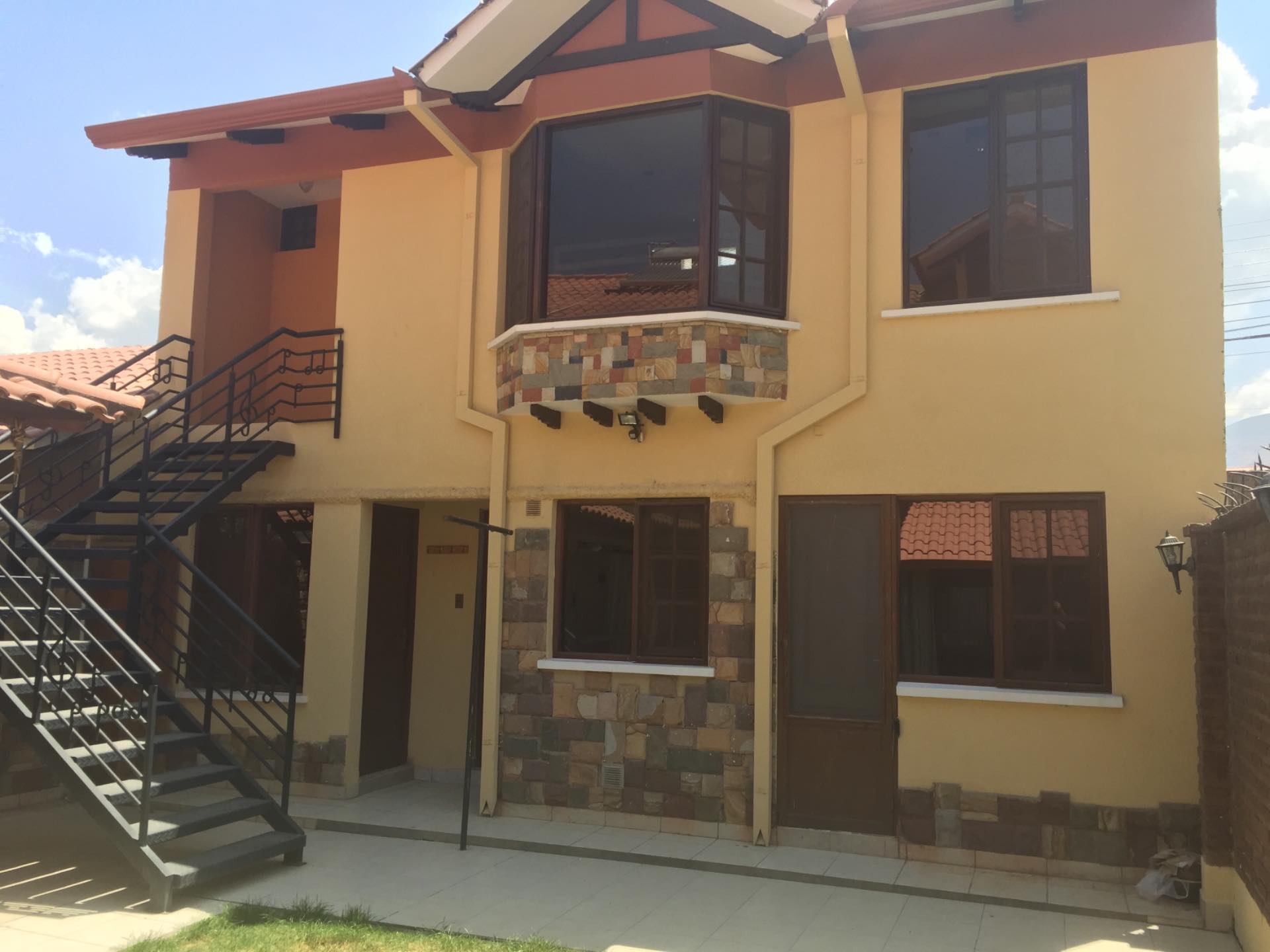 Casa en Sarco en Cochabamba 4 dormitorios 5 baños 2 parqueos Foto 5