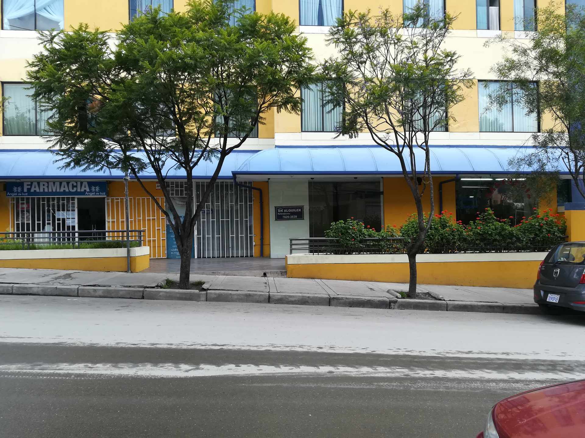 Local comercial en AlquilerCota Cota, calle 30, Edificio la Laguna, local 3  1 baños  Foto 2