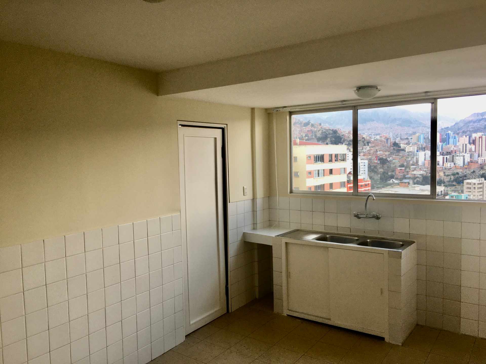 Departamento en VentaAv. Sanchez Lima Esq. Aspiazu, Edif. Orion piso 15.  Zona sopocachi. 3 dormitorios 2 baños 1 parqueos Foto 2