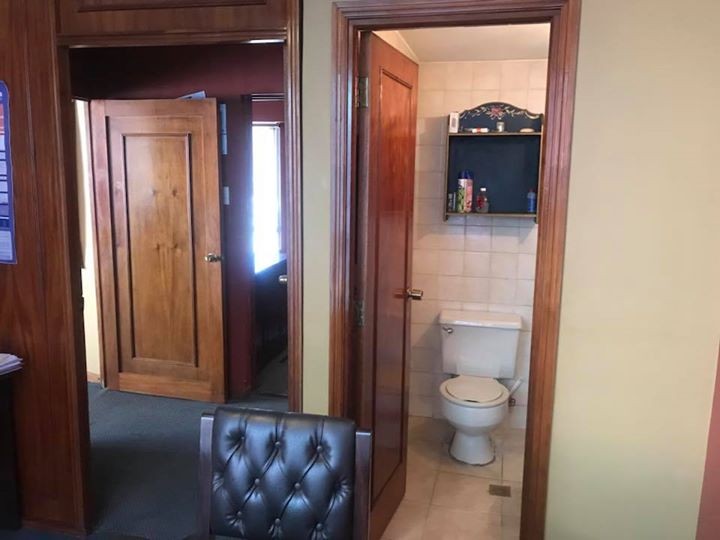 Oficina en VentaEdificio Handal entre Av. Mariscal Santa Cruz y Socabaya. Foto 5