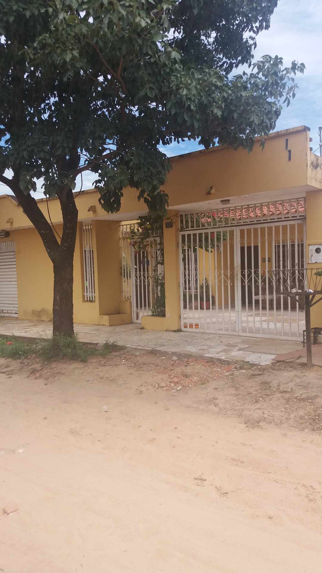 Casa en Entre 6to y 7mo anillo Sur en Santa Cruz de la Sierra  5 baños 2 parqueos Foto 7