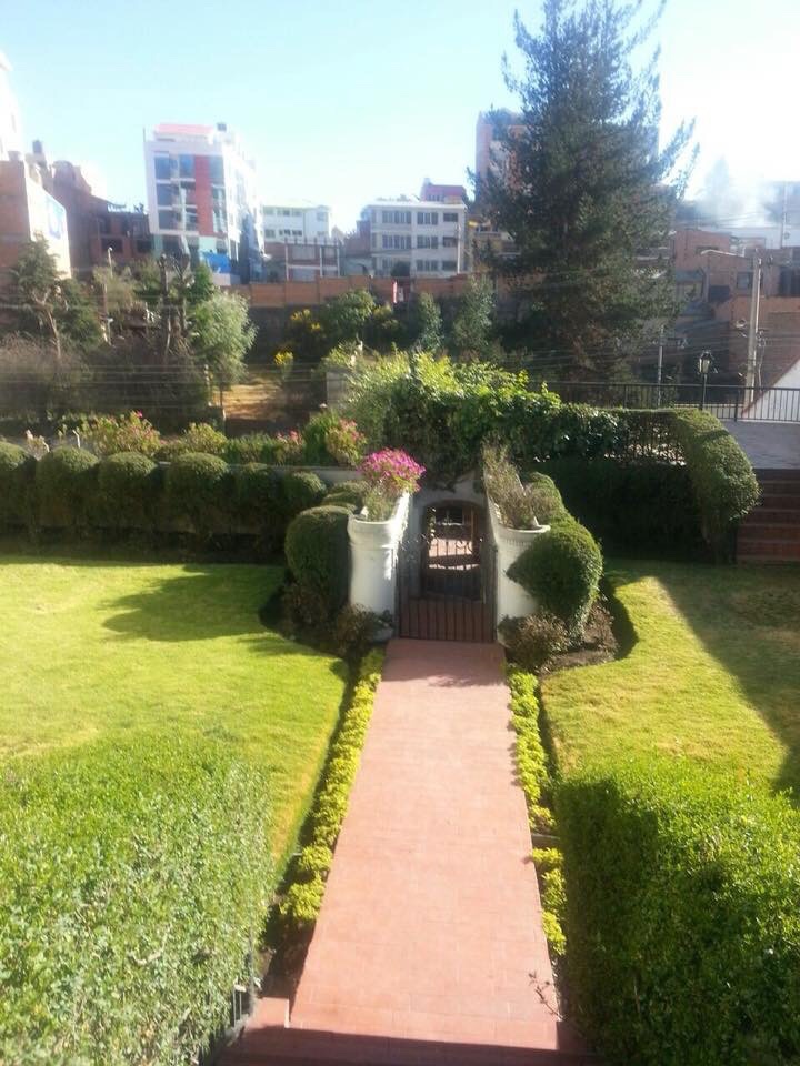 Casa en Cota Cota en La Paz 4 dormitorios 5 baños 2 parqueos Foto 2