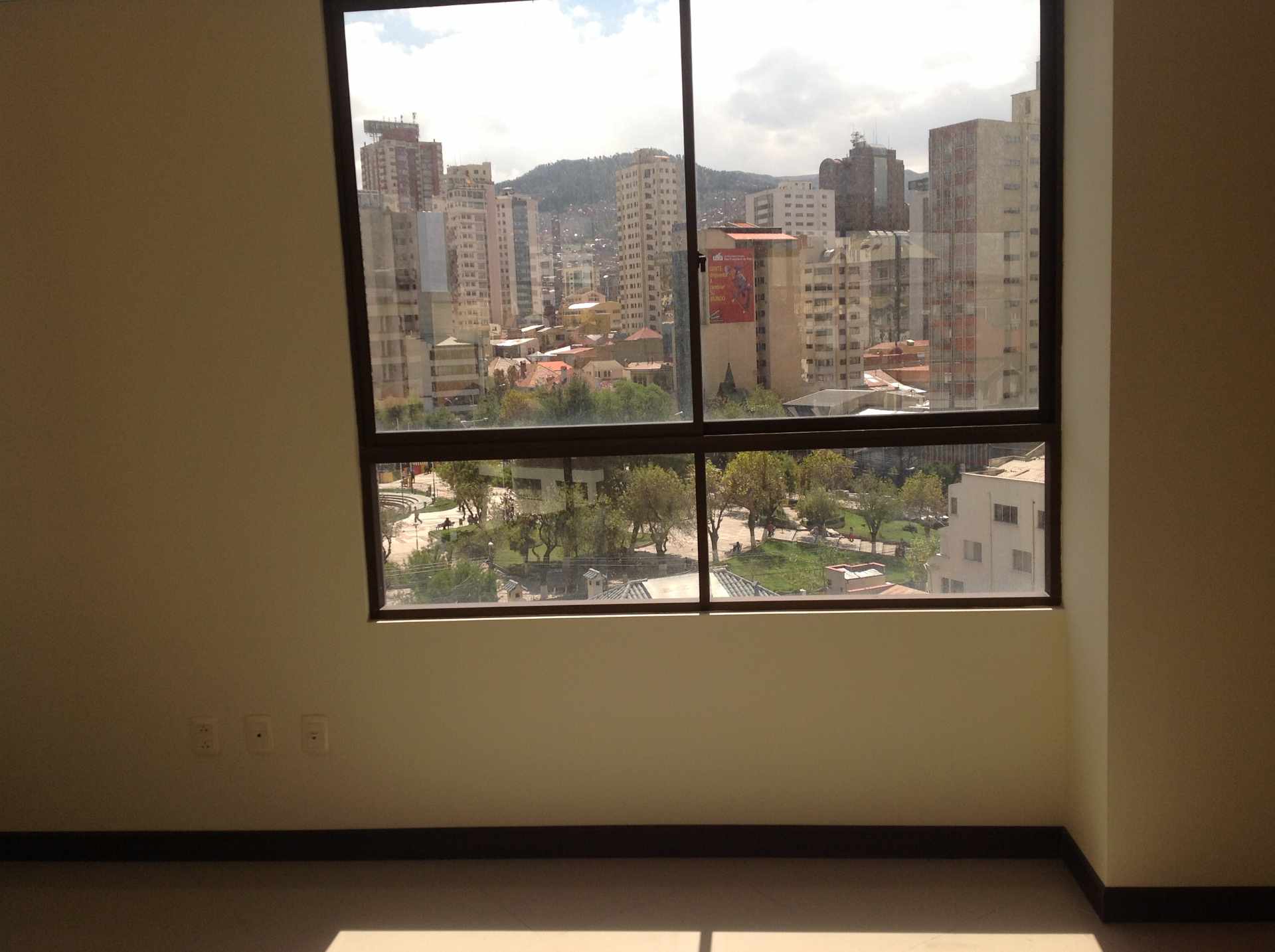 Oficina en AlquilerAv. Sanchez Lima a media cuadra de plaza Avaroa, en edificio corporativo 1 dormitorios 2 baños 1 parqueos Foto 4