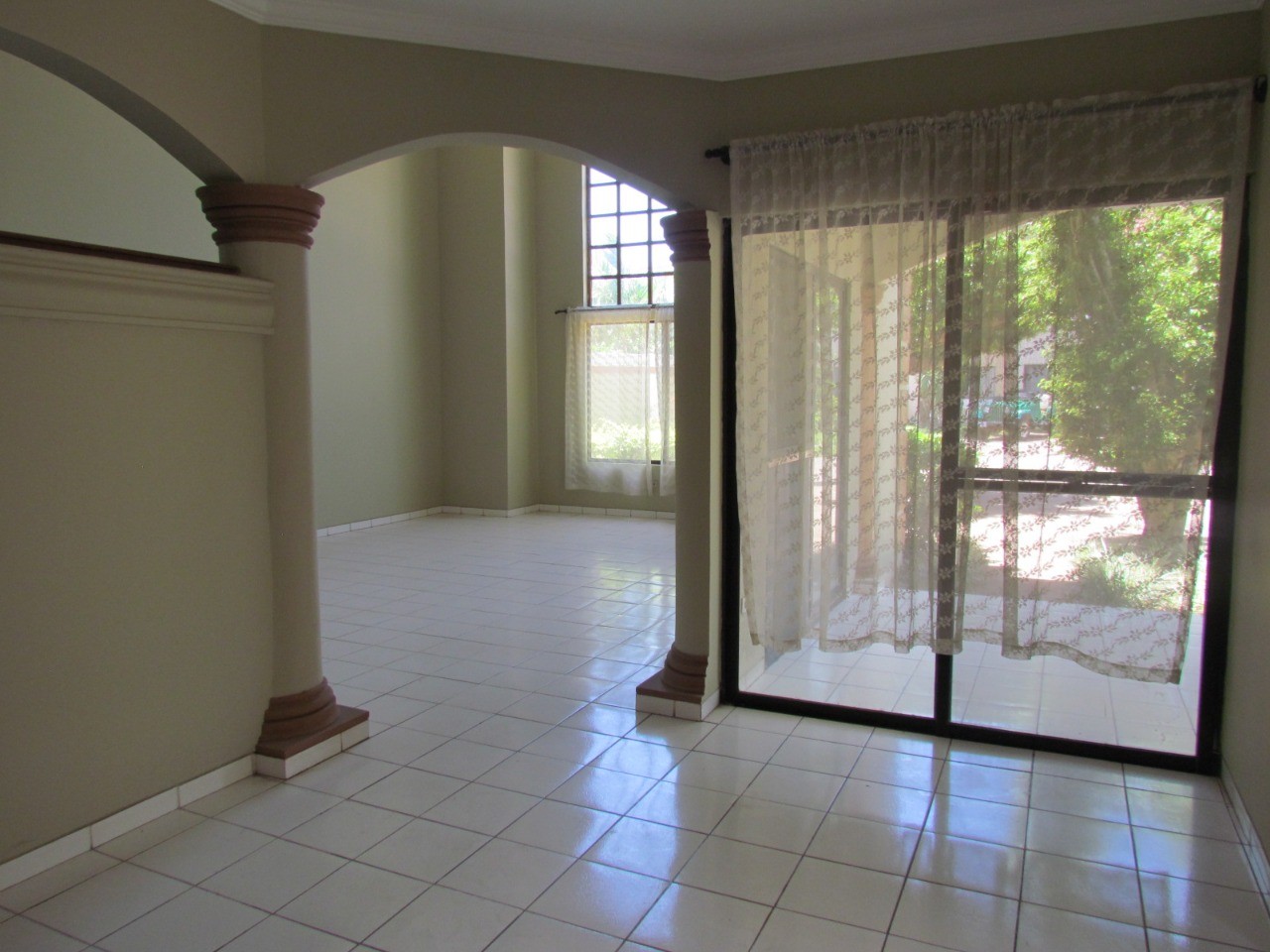 Casa en Entre 4to y 5to anillo Sur en Santa Cruz de la Sierra 4 dormitorios 4 baños 2 parqueos Foto 11