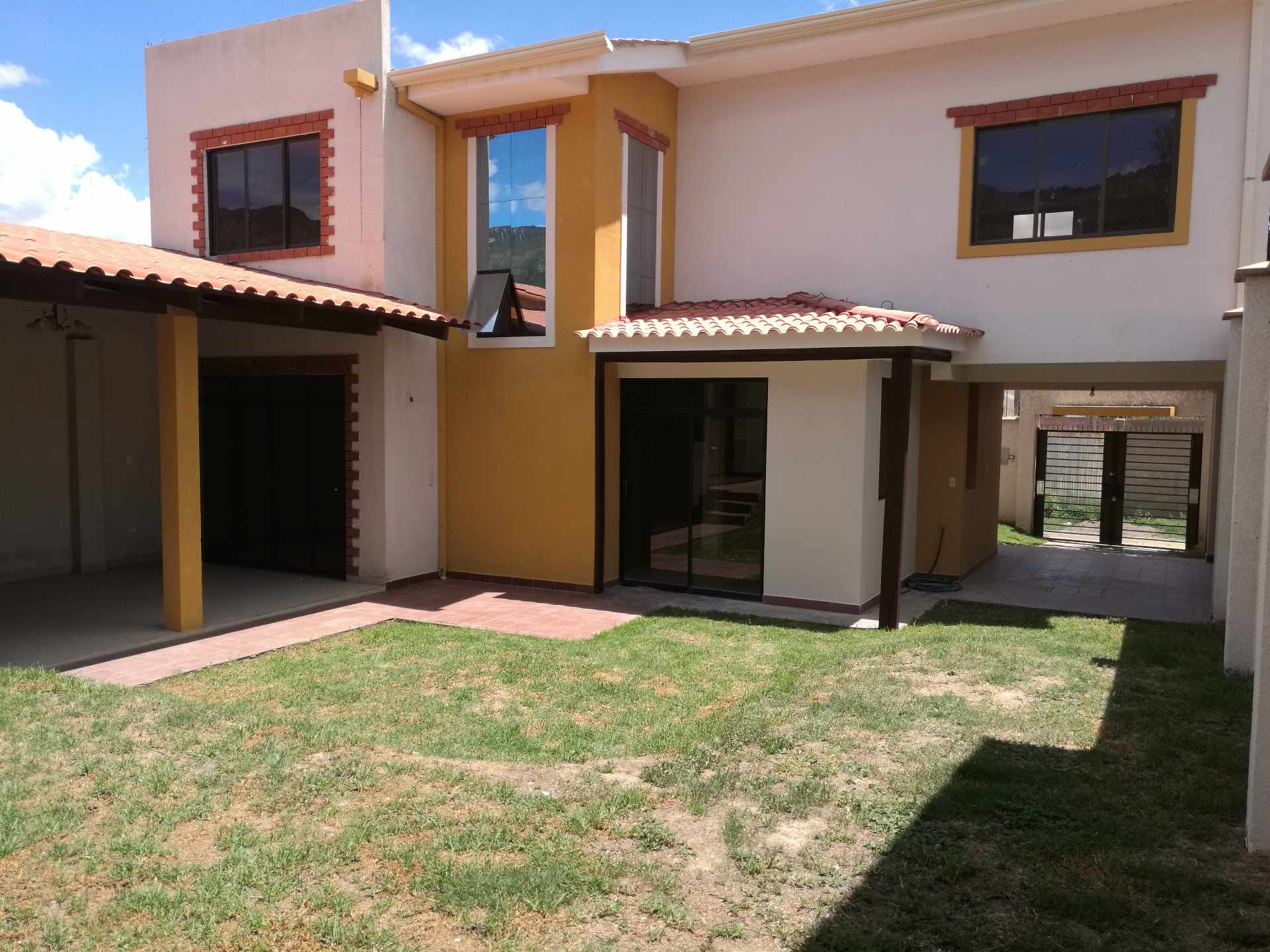 Casa en Venta5 cuadras al norte de la Universidad Udabol km 8 a sacaba urbanización Guadalupe 3 dormitorios 4 baños 3 parqueos Foto 4