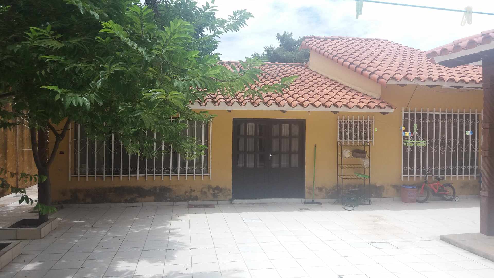 Casa en Entre 6to y 7mo anillo Sur en Santa Cruz de la Sierra  5 baños 2 parqueos Foto 4