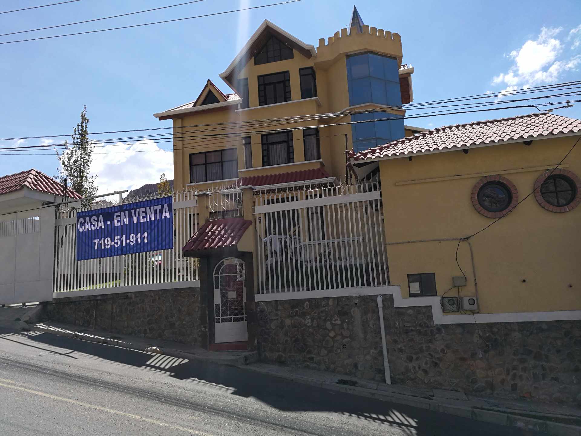Casa MALLASILLA Av. Altamirano lado gasolinera, CASA + 2 Garzonier’s independientes. 
 Foto 1
