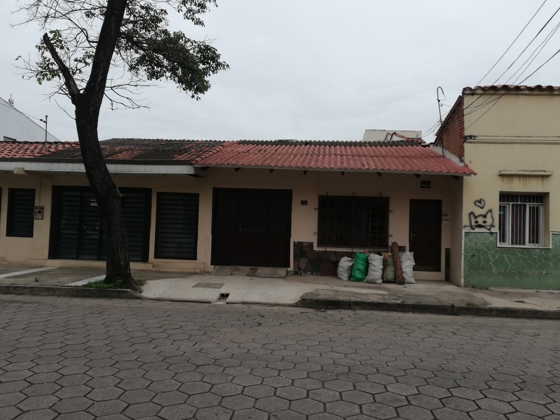 Casa en AlquilerCalle Warnes casi esquina Tarija 3 dormitorios 1 baños 2 parqueos Foto 1