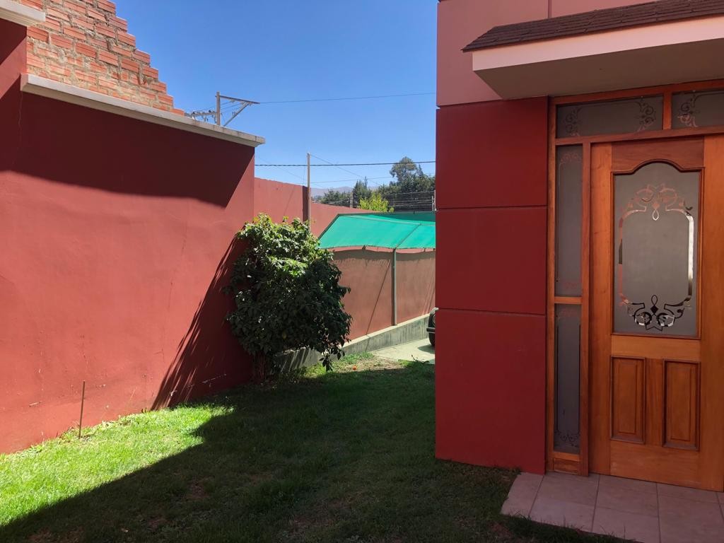 Casa en Auquisamaña en La Paz 4 dormitorios 6 baños 3 parqueos Foto 1