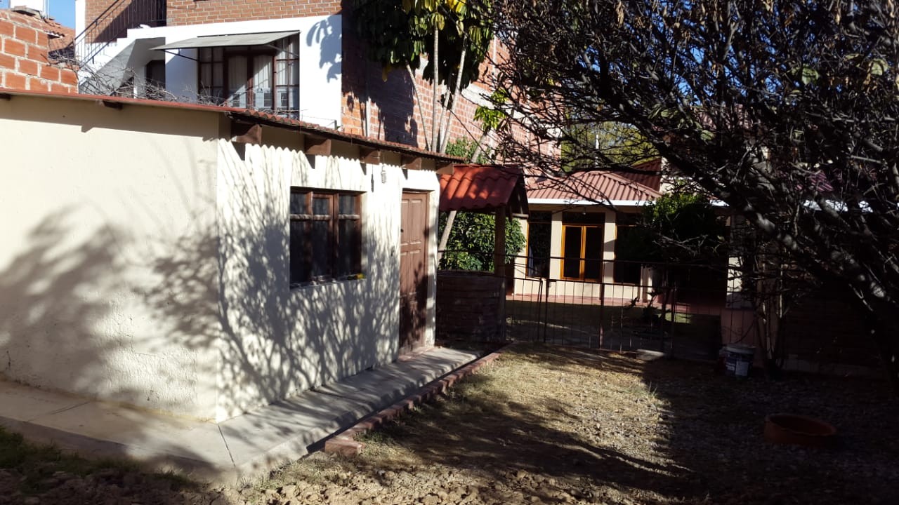 Casa en AlquilerPasaje Vega entre Av pando y Av Melchor Urquidi Foto 11