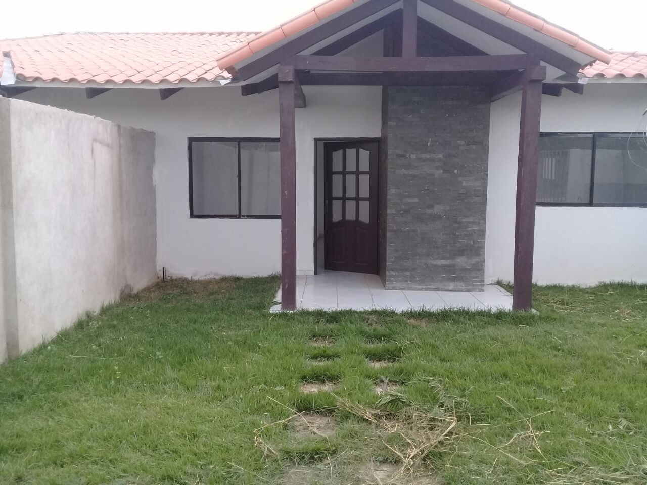Casa ZONA, WARNES SOBRE AV. PRINCIPAL DOBLE VÍA ASFALTADA, FRENTE AL COLEGIO Foto 1