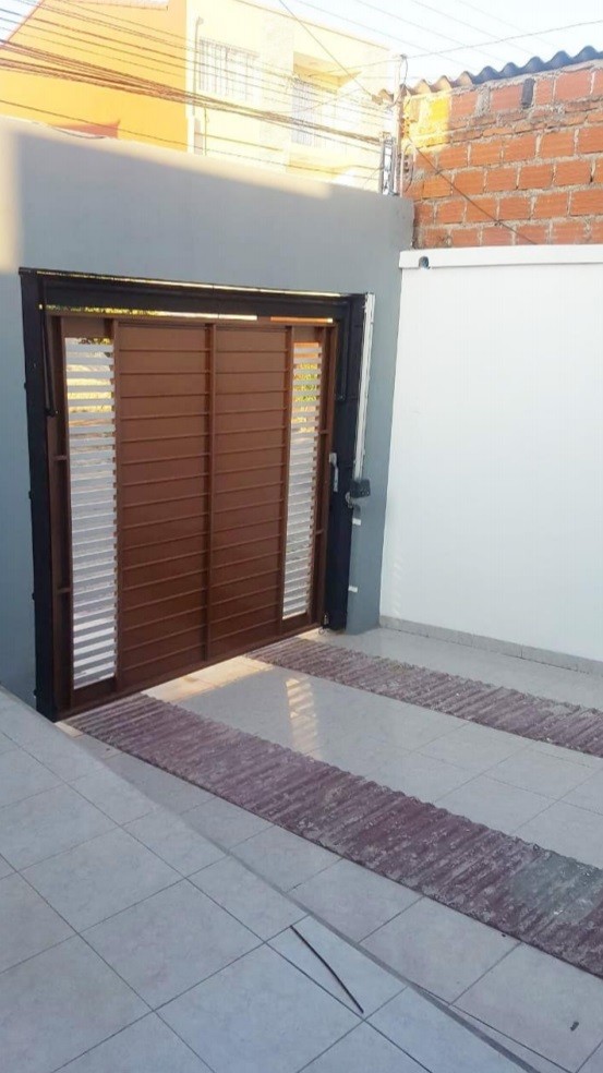 Casa en Alquiler zona sur 3er y 4to anillo nueva a estrenar, independiente 3 dormitorios 2 baños 1 parqueos Foto 2