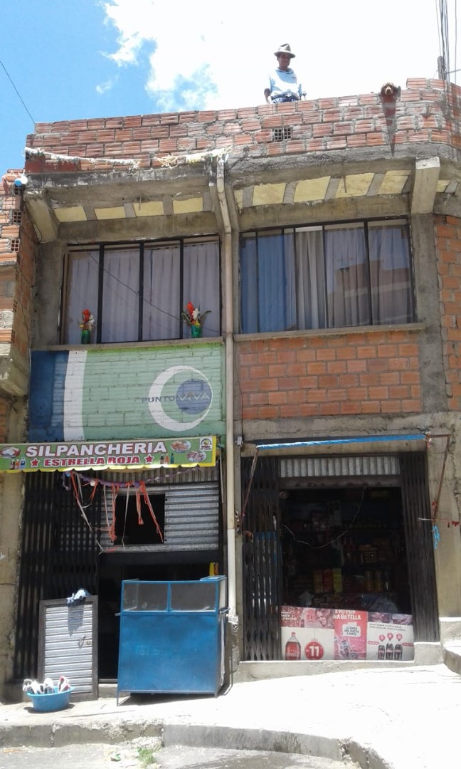 Casa en Tembladerani en La Paz 4 dormitorios 4 baños  Foto 1