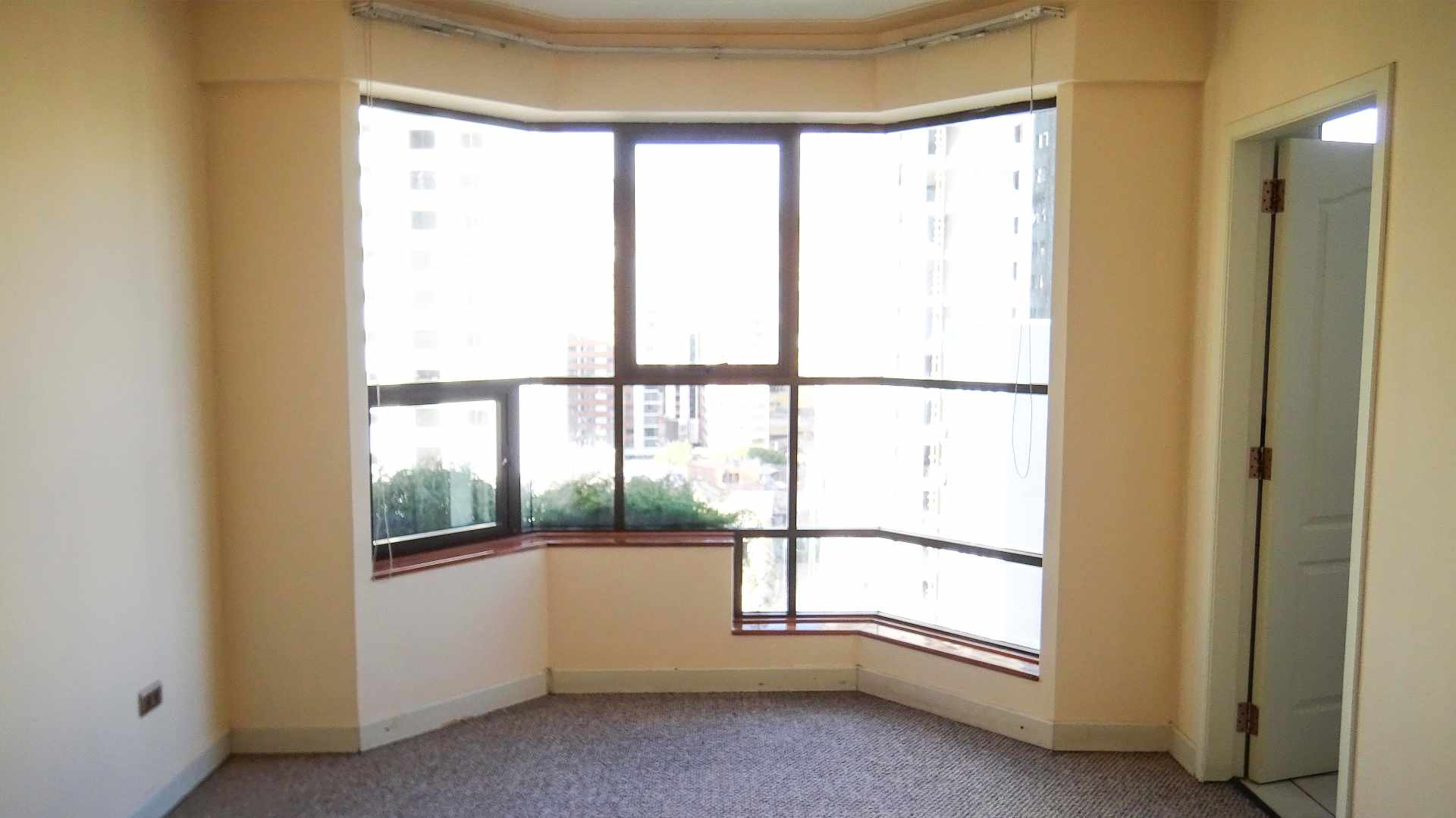 Departamento Av. Ecuador, entre Fernando Guachalla y Rosendo Gutiérrez, a unos pasos del mercado Sopocachi. Foto 1