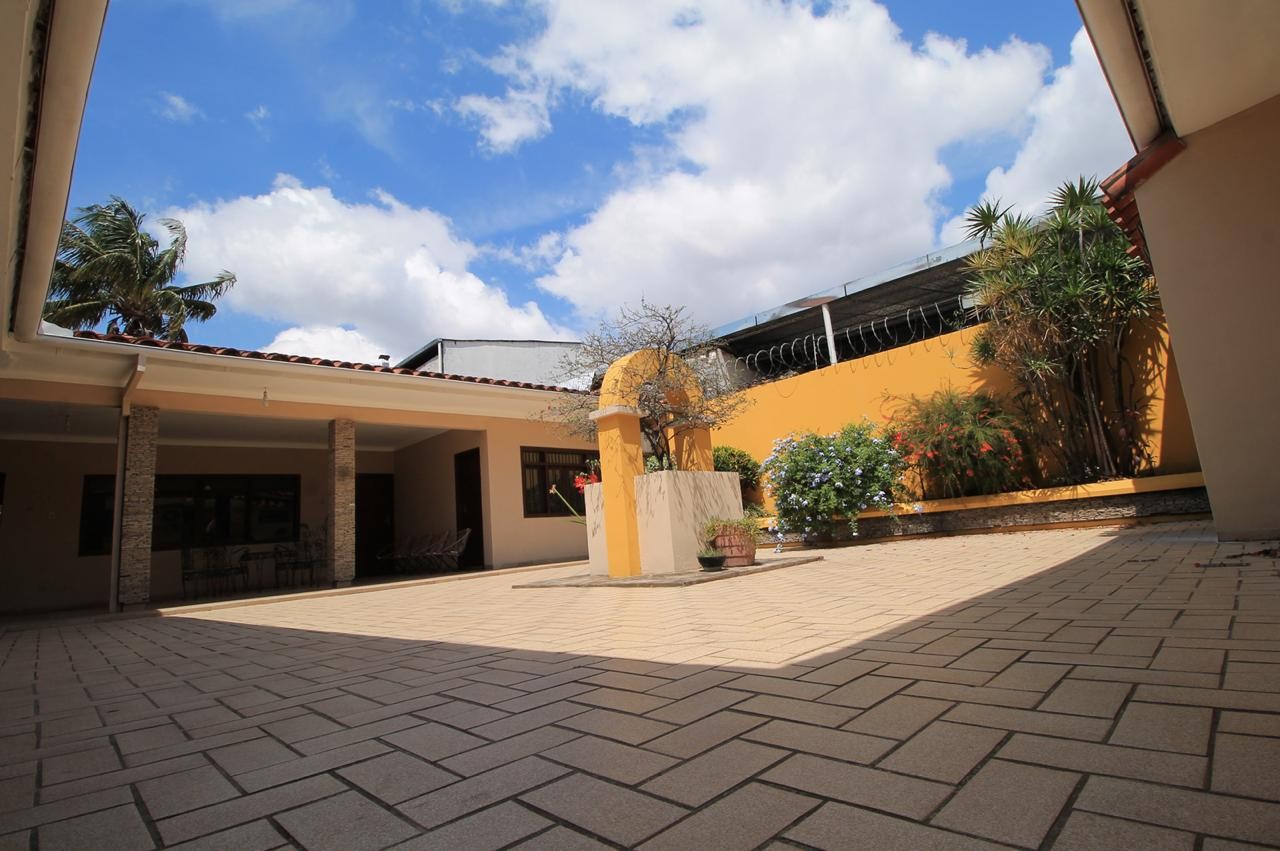 Casa en VentaSobre la calle Suarez Arana, entre la calle Barrón y Av. Uruguay a 60 mts. del 1er anillo. 5 dormitorios 5 baños  Foto 9