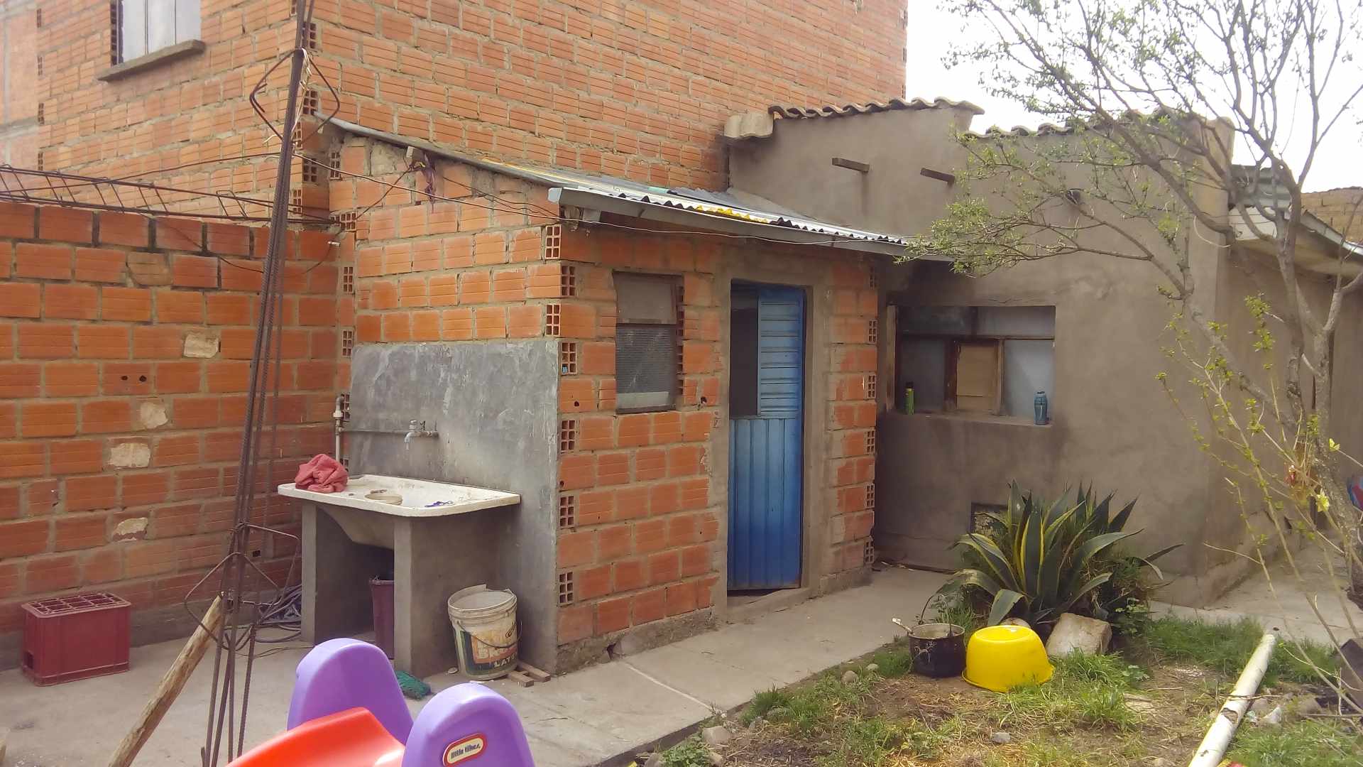 Casa Entre Av. cochabamba y Av. jaime mendoza Foto 3