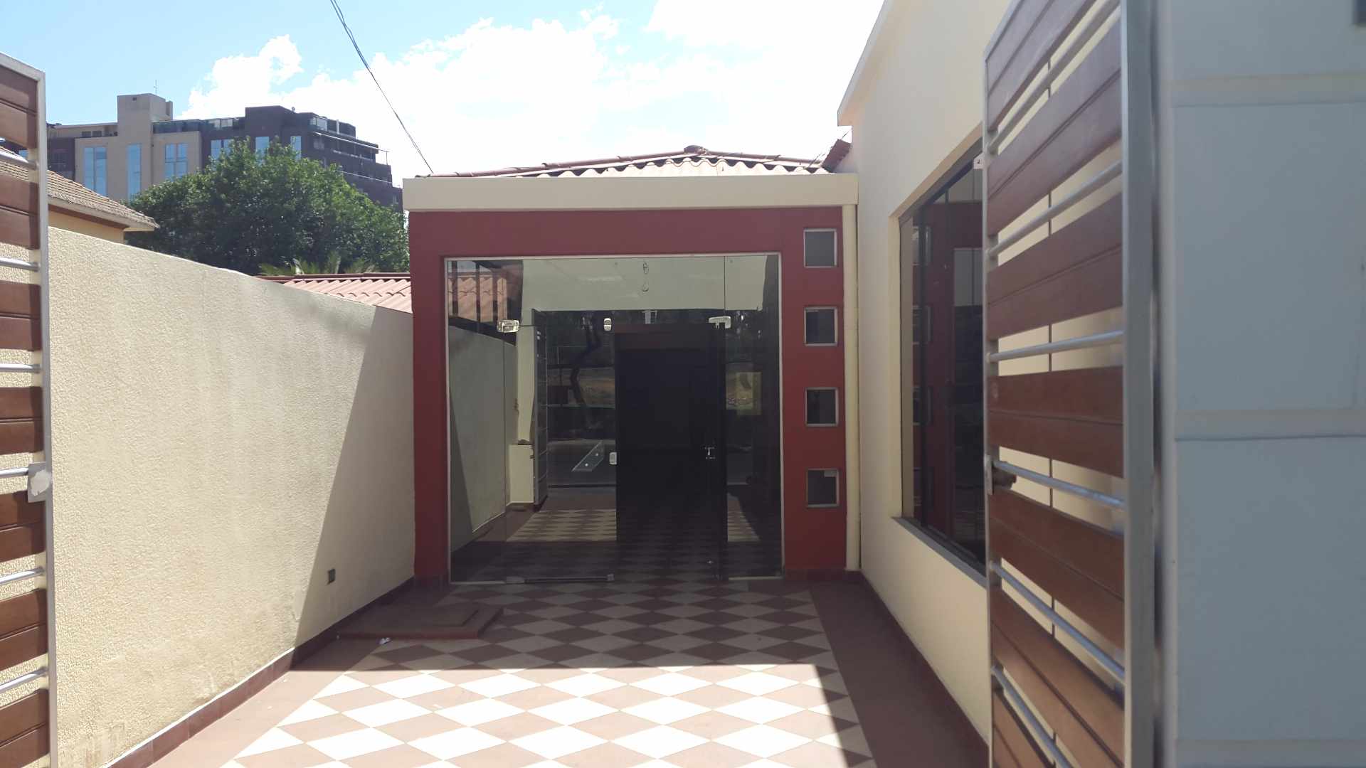 Casa C. Oblitas #279 entre pasaje Eliodoro Camacho y Av. Villarroel (Frente al Parque Oblitas) Foto 3
