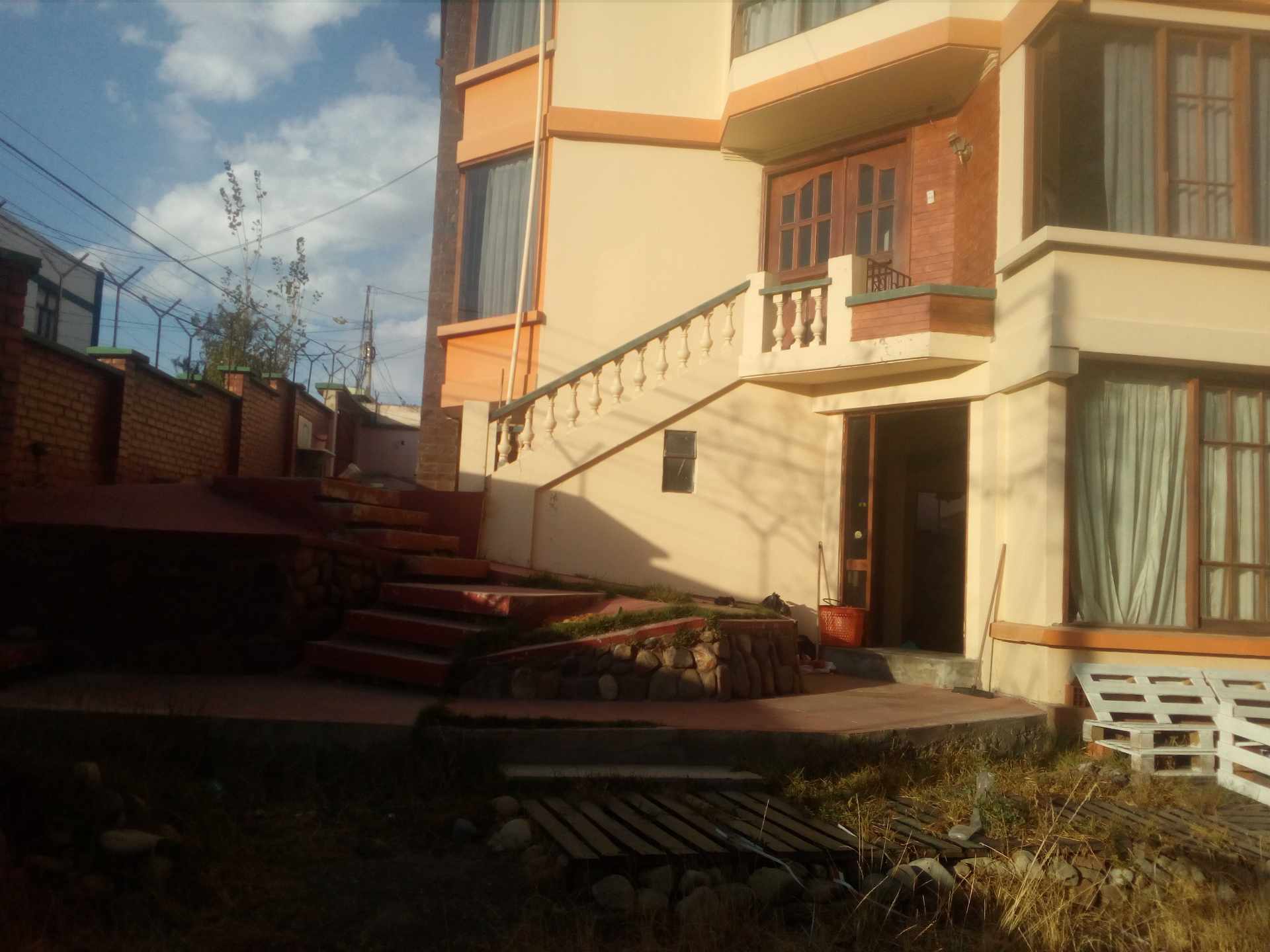 Casa en Obrajes en La Paz 6 dormitorios 4 baños 2 parqueos Foto 4