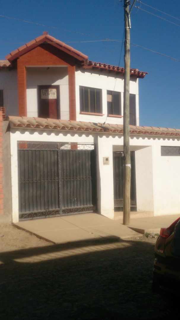 Casa en Barrio El Constructor en Tarija 3 dormitorios 4 baños 2 parqueos Foto 1