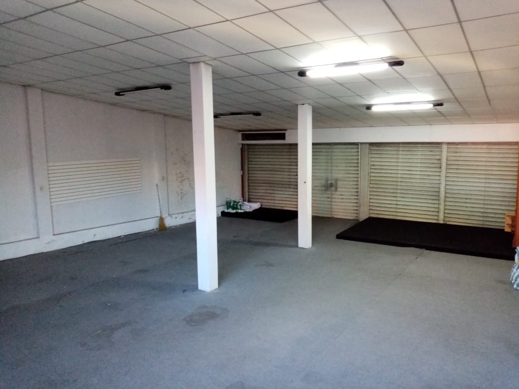 Casa en VentaAv. Omar Chavez entre 1er  y 2do anillo 10 dormitorios 11 baños 2 parqueos Foto 5