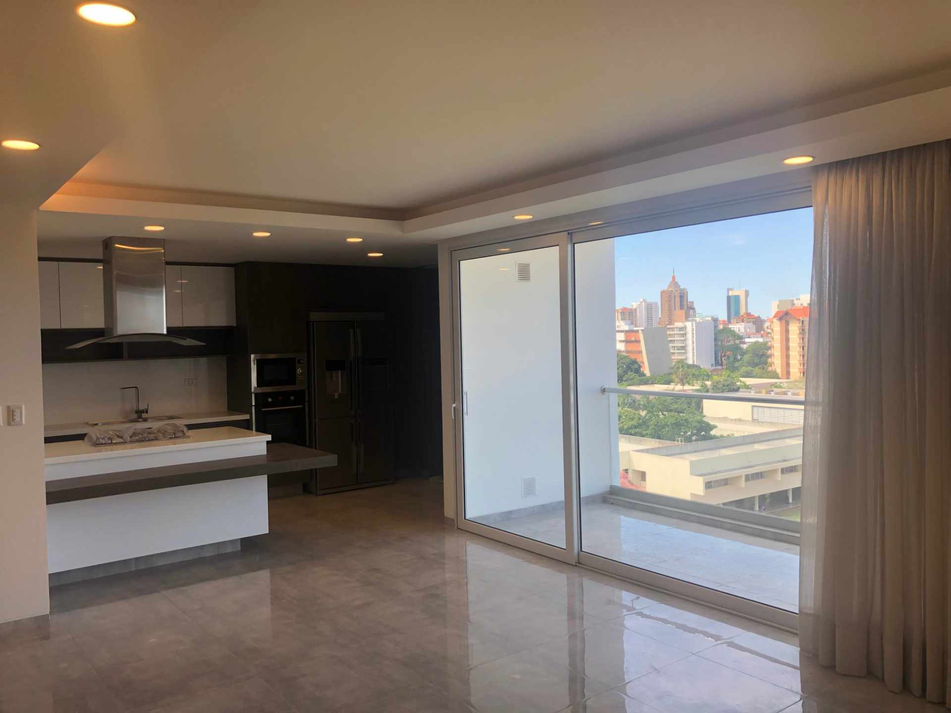 Departamento Condominio Condado 4 [Equipetrol, a lado del Colegio Alemán], Departamento a estrenar de lujo en alquiler de 2 suites + 1 parqueo techado. [1000$us., expensas incluidas] Foto 3