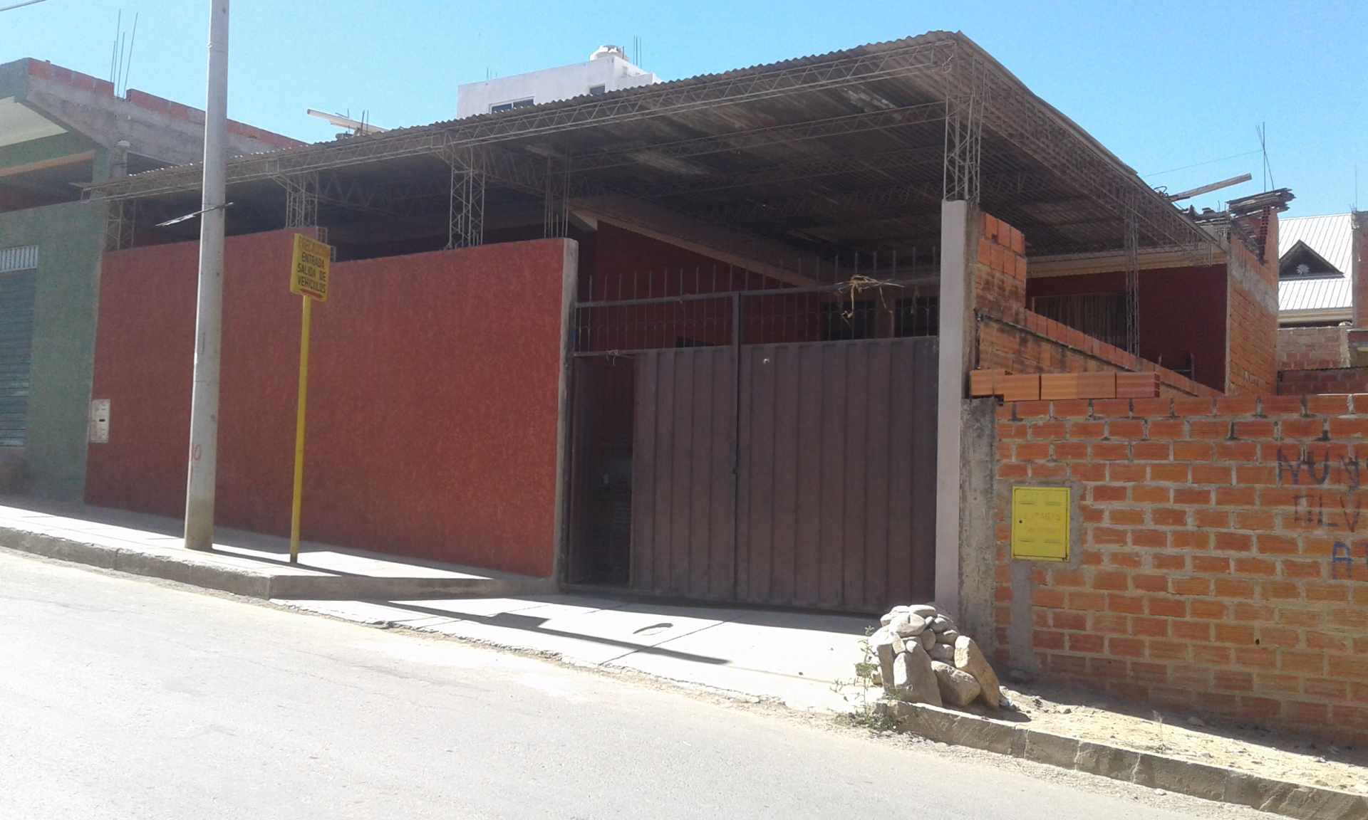 Casa Barrio Luis Espinal entre las av. Abel costas y av. Gustavo Medina Ortiz Foto 2