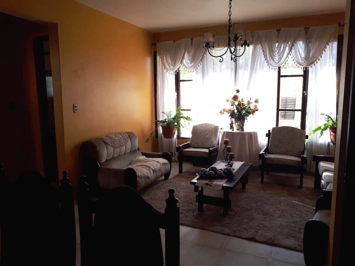Casa en Colcapirhua en Cochabamba 4 dormitorios 3 baños 3 parqueos Foto 2