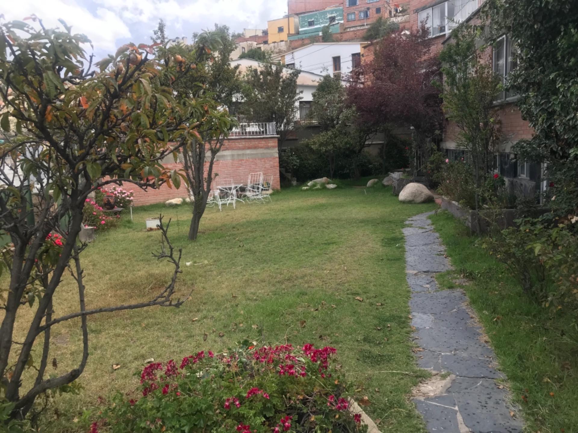 Casa en VentaObrajes calle 1 , a media cuadra de la universidad católica boliviana 7 dormitorios 4 baños 3 parqueos Foto 8