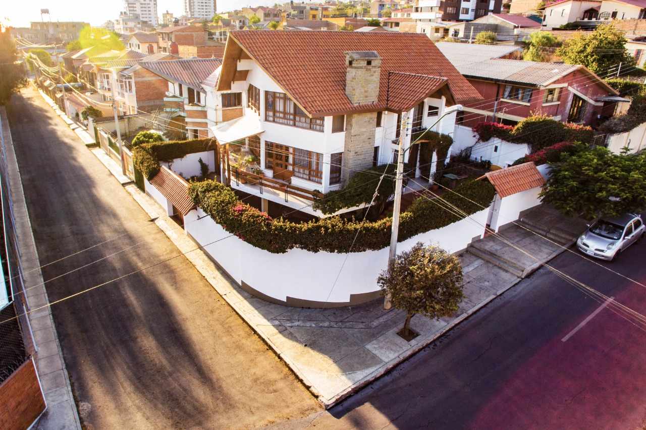 Casa en Temporal en Cochabamba 3 dormitorios 4 baños 3 parqueos Foto 1