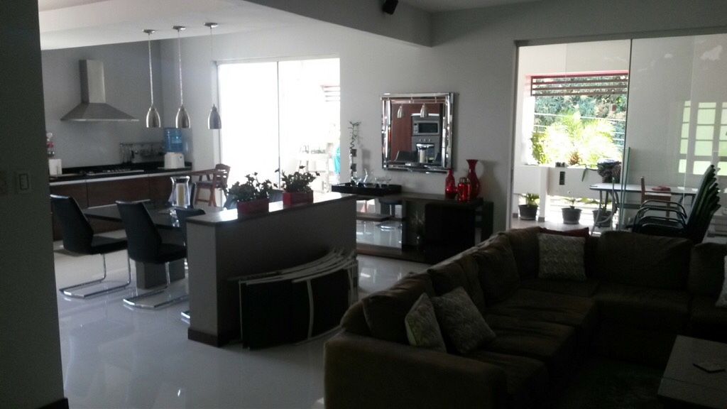 Casa en Sirari en Santa Cruz de la Sierra 3 dormitorios 5 baños 10 parqueos Foto 2