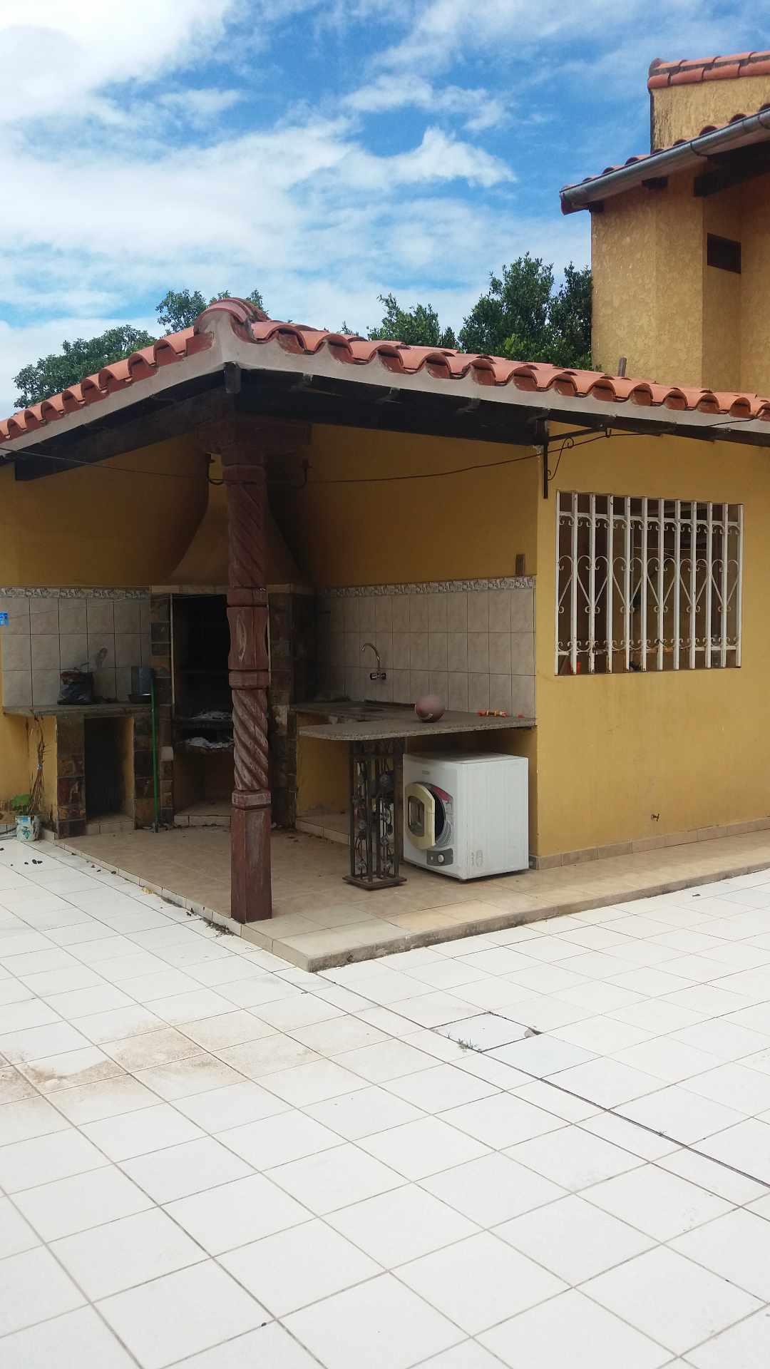 Casa en Entre 6to y 7mo anillo Sur en Santa Cruz de la Sierra  5 baños 2 parqueos Foto 2